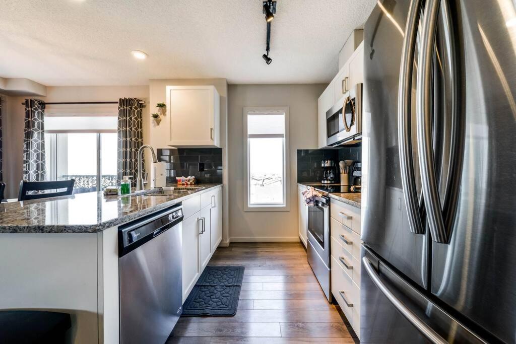 Bright Luxe Condo, Ac, Top Floor, King Bed, Balcony! Edmonton Kültér fotó