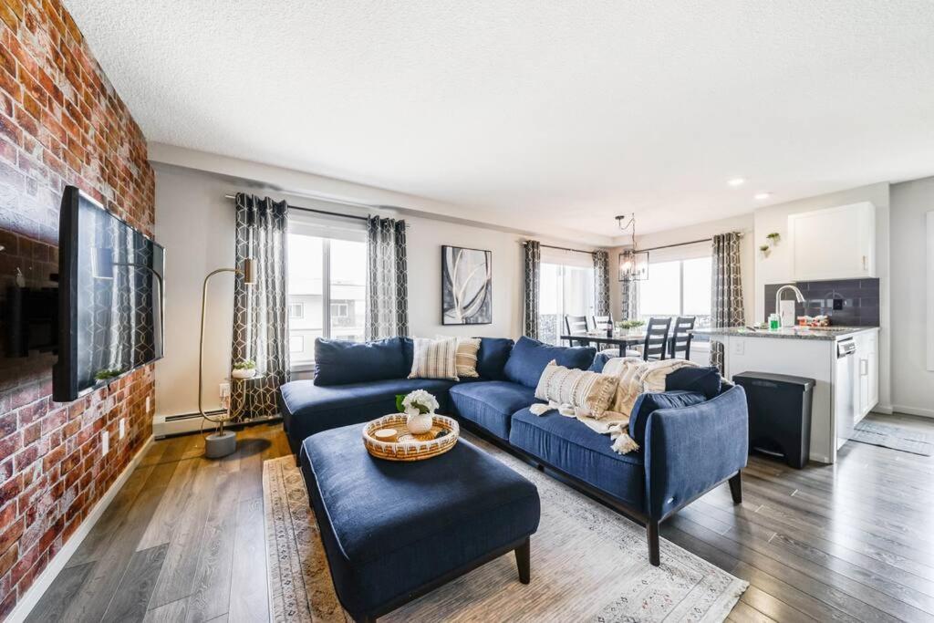 Bright Luxe Condo, Ac, Top Floor, King Bed, Balcony! Edmonton Kültér fotó