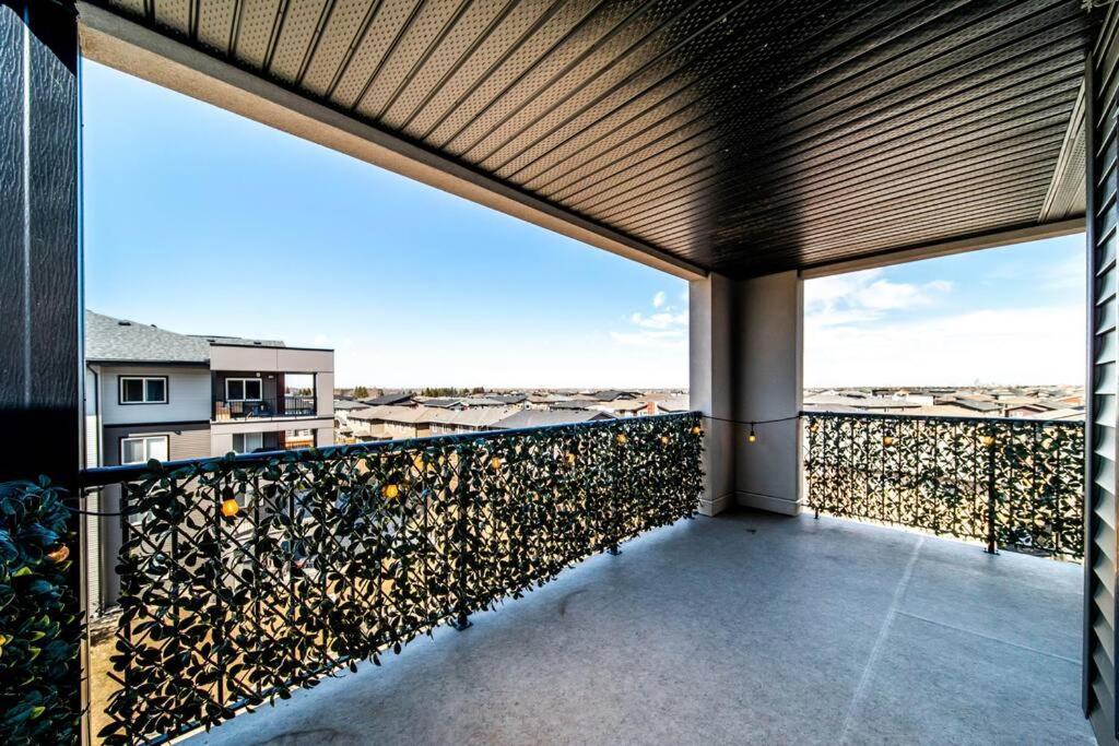 Bright Luxe Condo, Ac, Top Floor, King Bed, Balcony! Edmonton Kültér fotó