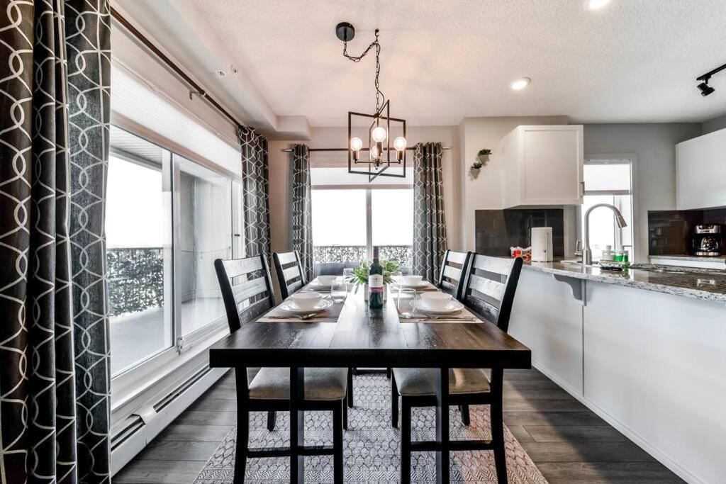Bright Luxe Condo, Ac, Top Floor, King Bed, Balcony! Edmonton Kültér fotó