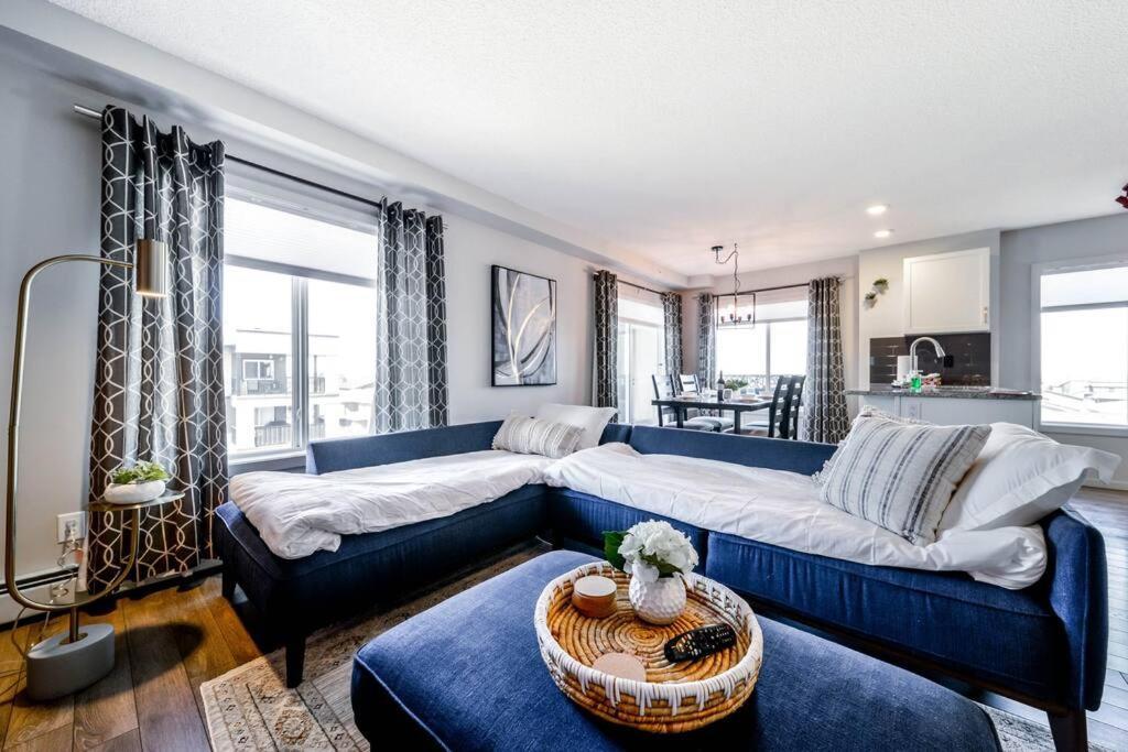 Bright Luxe Condo, Ac, Top Floor, King Bed, Balcony! Edmonton Kültér fotó